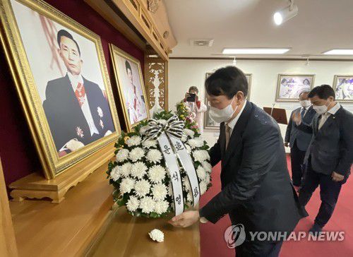 박정희 전 대통령 생가 찾은 윤석열(구미=연합뉴스) 김현태 기자 = 국민의힘 대권주자인 윤석열 전 검찰총장이 17일 경북 구미시 상모동에 있는 박정희 전 대통령의 생가를 찾아 헌화하고 있다. 2021.9.17 mtkht@yna.co.kr