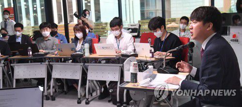 이준석, 취임 100일 기자간담회(서울=연합뉴스) 진성철 기자 = 국민의힘 이준석 대표가 17일 서울 여의도 국민의힘 중앙당사에서 열린 취임 100일 기자간담회에서 취재진의 질문에 답하고 있다.  2021.9.17  [국회사진기자단] zjin@yna.co.kr