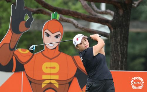 티샷하는 장하나(서울=연합뉴스) 17일 충북 청주에 위치한 세종 실크리버CC & gallery에서 열린 'OK저축은행 박세리 INVITATIONAL' 1라운드 10번 홀에서 장하나가 티샷하고 있다. 2021.9.17      [KLPGA 제공. 재판매 및 DB 금지] photo@yna.co.kr