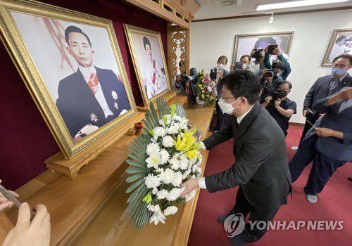 헌화하는 유승민(구미=연합뉴스) 김현태 기자 = 국민의힘 대권주자인 유승민 전 의원이 19일 오후 경북 구미시 상모동에 있는 박정희 전 대통령의 생가를 찾아 헌화하고 있다. 2021.9.19 mtkht@yna.co.kr