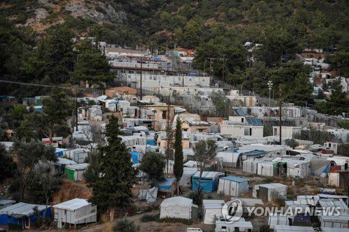 그리스 사모스섬의 기존 난민캠프 전경. [AFP=연합뉴스 자료사진]