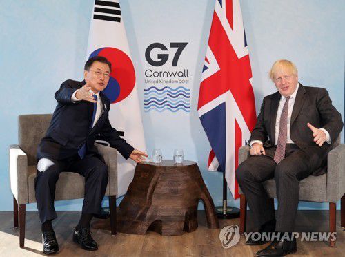 대화하는 한-영국 정상(콘월[영국]=연합뉴스) 이진욱 기자 = G7 정상회의 참석차 영국을 방문 중인 문재인 대통령이 13일(현지시간) 영국 콘월 카비스베이에서 열린 보리스 존슨 영국 총리와 양자회담에서 대화하고 있다. 2021.6.13 cityboy@yna.co.kr