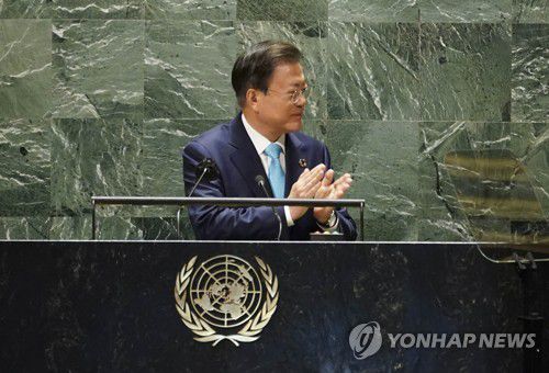 BTS 소개하는 문재인 대통령(뉴욕=연합뉴스) 최재구 기자 = 문재인 대통령이 20일(현지시각) 뉴욕 유엔본부 총회장에서 열린 제2차 SDG Moment(지속가능발전목표 고위급회의) 개회식에서 그룹 BTS(방탄소년단)를 소개하고 있다. 2021.9.20 photo@yna.co.kr