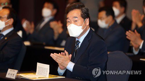 지지 모임 참석한 이낙연 후보(전주=연합뉴스) 김동철 기자 = 더불어민주당 대권주자인 이낙연 경선 후보가 추석인 21일 전북 전주시 완산구의 한 호텔에서 열린 ESG전북네트워크의 이 후보 지지 선언식에서 내빈 소개를 들으며 손뼉을 치고 있다. 2021.9.21 sollenso@yna.co.kr