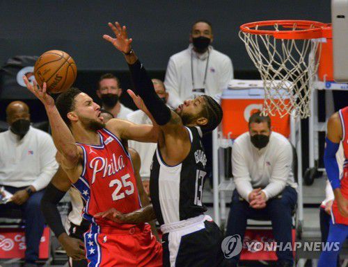 슛을 시도하는 시먼스(왼쪽)[UPI=연합뉴스]