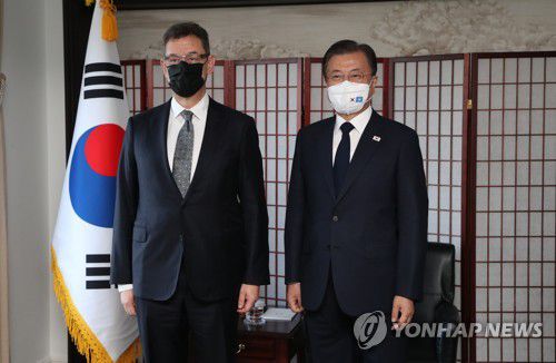 화이자 회장과 기념촬영하는 문 대통령(뉴욕=연합뉴스) 최재구 기자 = 문재인 대통령이 21일(현지시각) 미국 뉴욕 시내 호텔에서 앨버트 불라 화이자 최고경영자(CEO)와 접견에 앞서 기념촬영을 하고 있다.  2021.9.21 jjaeck9@yna.co.kr