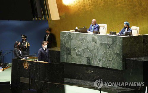 기조연설 마친 문 대통령(뉴욕=연합뉴스) 최재구 기자 = 문재인 대통령이 21일(현지시각) 미국 뉴욕 유엔 총회장에서 기조연설을 마치고 있다. 2021.9.22 jjaeck9@yna.co.kr