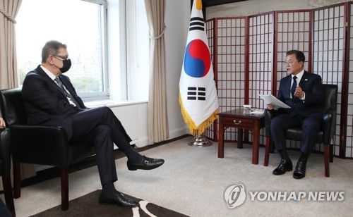 발언하는 문 대통령(뉴욕=연합뉴스) 최재구 기자 = 문재인 대통령이 지난 21일(현지시각) 미국 뉴욕 시내 호텔에서 앨버트 불라 화이자 최고경영자(CEO)를 접견하고 있다. [연합뉴스 자료사진]