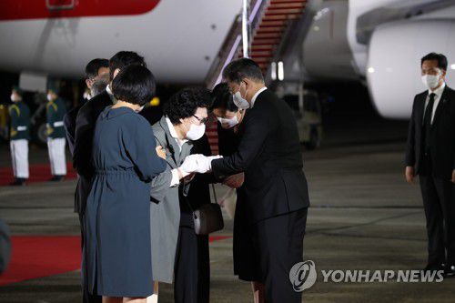 국군 전사자 유족 위로하는 문 대통령 내외(성남=연합뉴스) 최재구 기자 = 방미 일정을 마치고 귀국한 문재인 대통령과 김정숙 여사가 23일 밤 서울공항에서 열린 국군 전사자 유해 봉환식을 마치고 국군 전사자 유족을 위로하고 있다. 2021.9.23 jjaeck9@yna.co.kr