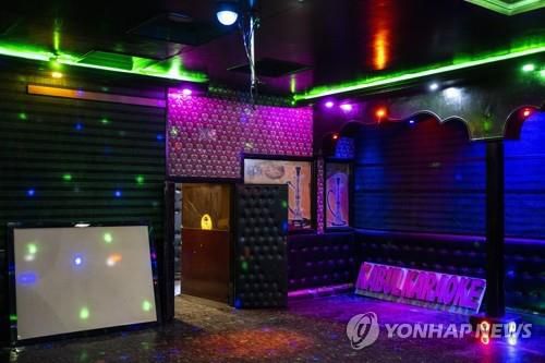 카불 시내의 간판 내린 노래방(가라오케)[AP=연합뉴스]