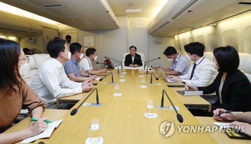 기내 간담회 하는 문재인 대통령(호놀룰루=연합뉴스) 최재구 기자 = 유엔총회와 하와이 순방 일정을 마친 문재인 대통령이 23일(현지시각)  공군 1호기로 귀국 중 기내에서 순방에 동행한 기자들과 간담회를 하고 있다. 2021.9.24 jjaeck9@yna.co.kr