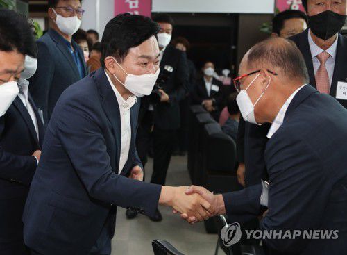 당원들과 인사하는 원희룡(김천=연합뉴스) 김현태 기자 = 국민의힘 대권주자인 원희룡 전 제주지사가 24일 경북 김천시 당협사무실을 방문해 당원들과 인사하고 있다. 2021.9.24 mtkht@yna.co.kr