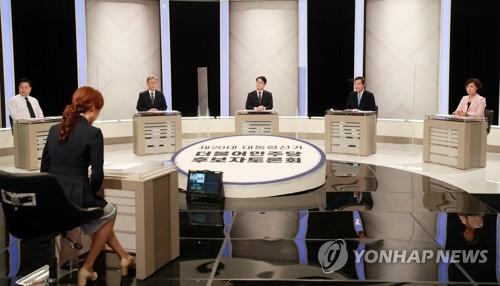 민주당 대선 후보자 토론회(부산=연합뉴스) 손형주 기자 = 24일 오후 부산 KBS부산에서 열린 더불어민주당 대선 경선 후보자 토론회에서 후보들이 토론을 준비하고 있다. 왼쪽부터 김두관, 이재명, 박용진, 이낙연, 추미애 후보. 2021.9.24 handbrother@yna.co.kr