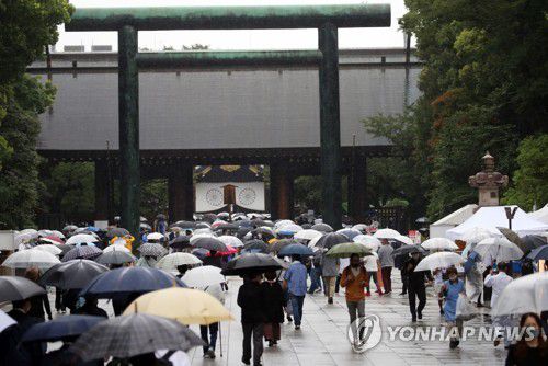 '전범 합사' 야스쿠니신사 참배 행렬(도쿄=연합뉴스) 이세원 특파원 = 일본의 패전 76주년인 8월 15일 일본 도쿄도(東京都) 지요다(千代田)구 소재 야스쿠니신사(靖國神社)에 비가 내리는 가운데 참배객의 발길이 이어지고 있다. 야스쿠니신사에는 극동 국제군사재판(도쿄재판)을 거쳐 교수형을 당한 도조 히데키(東條英機·1884∼1948) 등 태평양 전쟁의 A급 전범 14명이 합사돼 있다. 2021.8.15 sewonlee@yna.co.kr