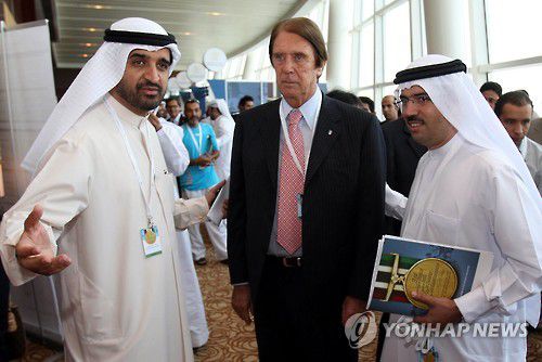 체사레 말디니(가운데) 전 이탈리아 축구대표팀 및 AC밀란 감독의 생전 모습.[EPA=연합뉴스 자료사진]