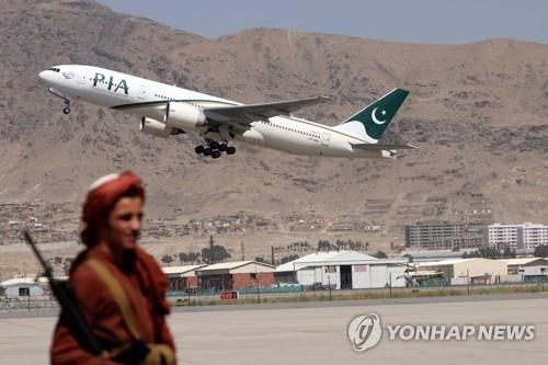 카불공항에서 이륙한 파키스탄국제항공(PIA) 여객기[AFP=연합뉴스]