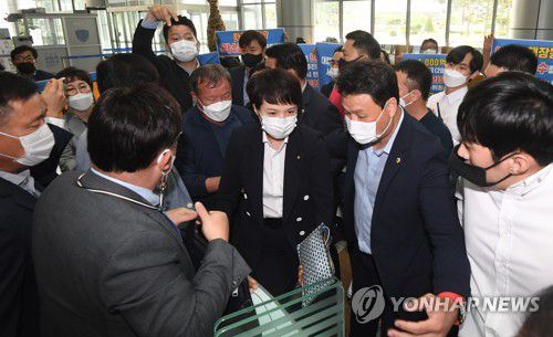 성남시청 방문하는 국민의힘 '이재명 경기지사 대장동 게이트' 진상조사특위(성남=연합뉴스) 국민의힘 '이재명 경기지사 대장동 게이트' 진상조사 특별위원회가 27일 오전 경기도 성남시청을 방문하고 있다. 2021.9.27 [국회사진기자단] toadboy@yna.co.kr