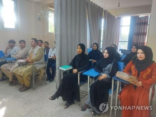 카불의 아비센나 대학 강의실에서 남녀를 구분한 모습 [로이터=연합뉴스 자료사진. 재판매 및 DB 금지]