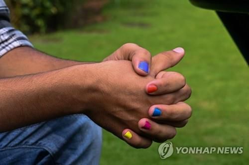 AFP통신과 인터뷰하는 아프가니스탄 게이의 손[AFP=연합뉴스]