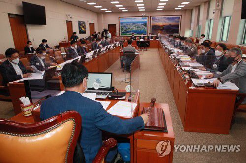 국토위 전체회의(서울=연합뉴스) 진성철 기자 = 이헌승 국회 국토교통위원장이 28일 서울 여의도 국회에서 열린 국토교통위원회 전체회의에서 의사봉을 두드리고 있다.  2021.9.28 [국회사진기자단] zjin@yna.co.kr