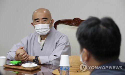 오대산사고본 환지본처 입장 밝히는 퇴우 정념스님(서울=연합뉴스) 백승렬 기자 = 월정사 주지 퇴우 정념스님이 28일 서울시 종로구 대한불교조계종 총무원 국제회의장에서 열릴 2021오대산문화축전에 관한 기자회견을 마친 뒤 기자간담회를 통해 오대산사고본 조선왕조실록과 의궤의 월정사 환지본처에 관해 입장을 밝히고 있다. 2021.9.28 srbaek@yna.co.kr