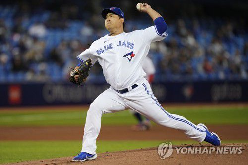 역투하는 류현진(토론토 AP=연합뉴스) 토론토 블루제이스 왼손 선발 류현진이 29일(한국시간) 캐나다 온타리오주 토론토의 로저스센터에서 열린 미국 메이저리그 뉴욕 양키스와의 홈경기에 선발 등판해 역투하고 있다.