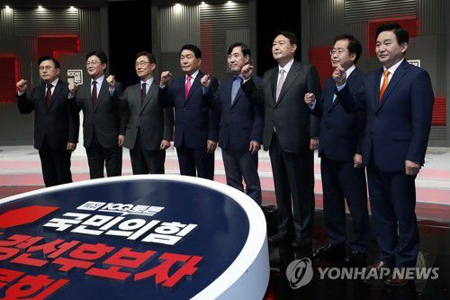 방송토론 나선 국민의힘 대선 경선 예비후보(서울=연합뉴스) 국민의힘 대선 경선 예비후보들이 28일 서울 상암동 MBC에서 열린 대선 경선 4차 방송토론회에서 기념촬영을 하고 있다. 왼쪽부터 황교안, 유승민, 최재형, 안상수, 하태경, 윤석열, 홍준표, 원희룡 후보. 2021.9.28 [국회사진기자단] jeong@yna.co.kr