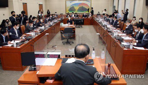 법안 통과 시키는 윤재옥 정무위원장(서울=연합뉴스) 안정원 기자 = 29일 국회에서 열린 정무위원회 전체회의에서 윤재옥 위원장이 상정된 법안을 통과시키고 있다. 2021.9.29 [국회사진기자단] jeong@yna.co.kr