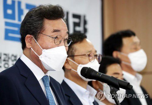 인천 공약 발표하는 이낙연(인천=연합뉴스) 윤태현 기자 = 더불어민주당 대권주자인 이낙연 전 대표가 29일 오전 인천시 남동구 더불어민주당 인천광역시당에서 기자간담회를 열고 인천지역 공약을 발표하고 있다. 2021.9.29 tomatoyoon@yna.co.kr