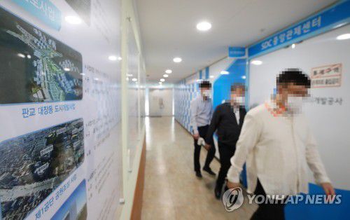 검찰, 화천대유·성남도시개발공사 등 동시다발 압수수색(성남=연합뉴스) 김도훈 기자 = 서울중앙지검 대장동 개발사업 의혹 사건 전담팀이 29일 자산관리회사 화천대유와 관련자들의 사무실 및 주거지 등에 대한 압수수색을 실시했다.     검찰은 이날 화천대유와 성남도시개발공사, 천화동인 4호 실소유주로 알려진 남욱 변호사의 청담동 소재 회사 등에 검사와 수사관을 보내 관련 자료 등을 확보한 것으로 알려졌다.     이날 압수수색이 진행된 경기도 성남도시개발공사에 벽면에 대장동 도시개발사업관련 내용의 패널이 붙어 있다. 2021.9.29 superdoo82@yna.co.kr