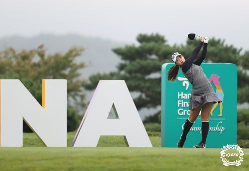 티샷하는 안수빈(서울=연합뉴스) 30일 경기 포천 아도니스CC에서 열린 '하나금융그룹 챔피언십' 1라운드 1번 홀에서 안수빈이 티샷하고 있다. 2021.9.30      [KLPGA 제공. 재판매 및 DB 금지] photo@yna.co.kr
