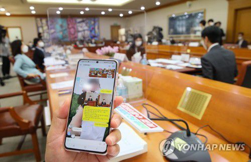 법사위 국감 파행(서울=연합뉴스) 진성철 기자 = 2021년 국정감사가 시작된 1일 서울 서초구 대법원에서 열린 국회 법제사법위원회의 대법원(법원행정처), 사법연수원 등에 대한 국정감사에서 국민의힘 유상범 의원이 "부착된 피켓을 떼라고 요구하고, 떼지 않을 경우 정회 필요"라고 적힌 더불어민주당의 지침 내용을 보여주고 있다.      여야는 이날 게시물 부착에 대해 논쟁을 벌이다 국감을 정회했다.   2021.10.1 zjin@yna.co.kr