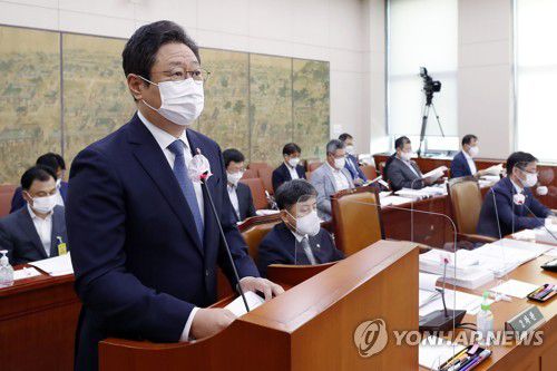 인사말 하는 황희 문체부 장관(서울=연합뉴스) 안정원 기자 = 황희 문화체육관광부 장관이 1일 서울 여의도 국회에서 열린 문화체육관광위원회의 문화체육관광부에 대한 국정감사에서 인사말을 하고 있다. 2021.10.1 [국회사진기자단] jeong@yna.co.kr