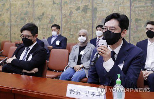 국감 출석한 네이버웹툰 카카오엔터 대표(서울=연합뉴스) 진성철 기자 = 김준구 네이버웹툰 대표(오른쪽부터), 이진수 카카오엔터테인먼트 대표가 1일 서울 여의도 국회 문화체육관광위원회에서 열린 문화체육관광부에 대한 국정감사에서 증인으로 출석해 질의에 답변하고 있다. 2021.10.1 [국회사진기자단] zjin@yna.co.kr