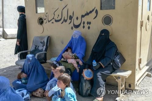 탈레반 재집권 후 부르카를 착용한 아프간 여성들[AFP=연합뉴스]