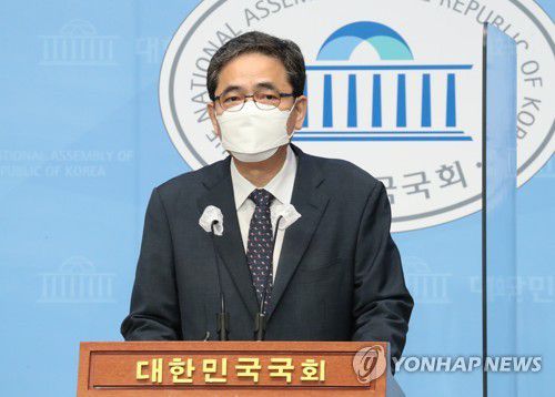 의원직 사퇴하는 무소속 곽상도 의원(서울=연합뉴스) 안정원 기자 = 무소속 곽상도 의원이 아들의 '화천대유 퇴직금 50억원' 논란과 관련 2일 오전 서울 여의도 국회 소통관에서 국회의원직을 사퇴한다고 밝히고 있다. 2021.10.2 jeong@yna.co.kr