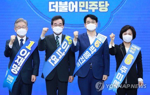 민주당 부울경 합동연설회(부산=연합뉴스) 손형주 기자 = 25일 오후 부산항국제전시컨벤션센터(BPEX)에서 열린 더불어민주당 대선 후보 선출을 위한 부산·울산·경남 합동연설회에서 후보자들이 주먹을 쥐어 보이고 있다. 왼쪽부터 이재명, 이낙연, 박용진, 추미애 후보. 2021.10.2 handbrother@yna.co.kr