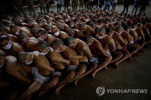 지난해 9월 엘살바도르 교도소에 수감된 갱단 조직원들 [EPA=연합뉴스 자료사진]