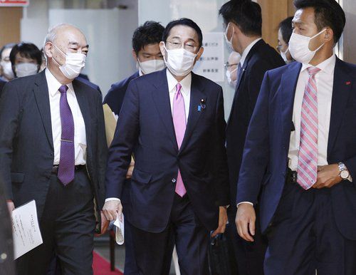 총리 취임 앞둔 기시다(도쿄 교도=연합뉴스) 차기 일본 총리 취임을 앞둔 기시다 후미오 집권 자민당 총재가 1일 오후 도쿄도(東京都) 소재 자민당 본부에서 임시 총무회에 참석하기 위해 이동하고 있다. 2021.10.1 photo@yna.co.kr