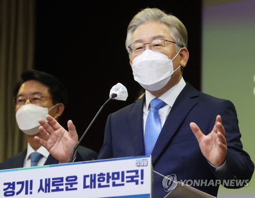 경기지역 공약 발표하는 이재명(수원=연합뉴스) 홍기원 기자 = 더불어민주당 대선 경선 후보인 이재명 경기도지사가 3일 오전 경기도 수원시 경기도의회에서 경기지역 공약을 발표하고 있다. 2021.10.3 xanadu@yna.co.kr