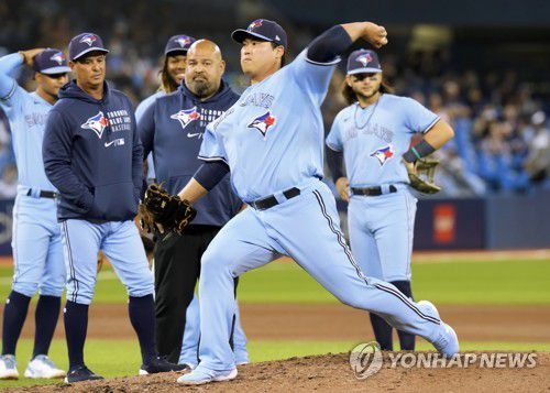 몬토요 감독과 트레이너가 지켜보는 가운데 공을 던지는 류현진 [캐내디언 프레스/AP=연합뉴스]