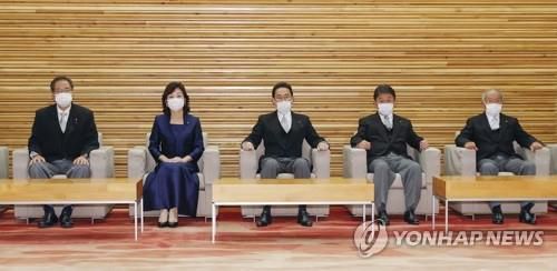 (도쿄 AP/교도=연합뉴스) 기시다 후미오(가운데) 일본 신임 총리가 4일 도쿄 총리관저에서 취임 후 첫 각의(閣議·국무회의)를 주재하고 있다.leekm@yna.co.kr