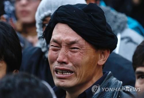 눈물 흘리는 아프간 하자라족 남성. [EPA=연합뉴스]
