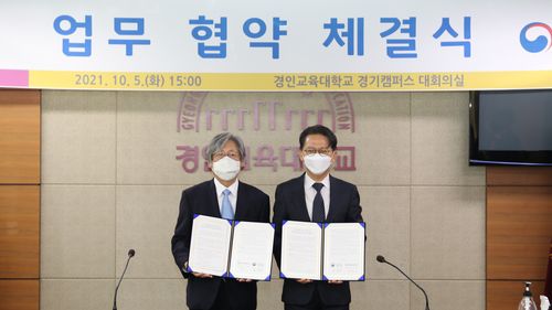 김영운 국립국악원장(왼쪽)과 김창원 경인교대 총장[국립국악원 제공. 재판매 및 DB 금지]