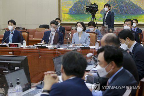 공정거래위 등 국정감사(서울=연합뉴스) 하사헌 기자 = 5일 오전 서울 여의도 국회에서 정무위원회의 공정거래위원회·한국소비자원·한국공정거래조정원 등에 대한 국정감사가 열리고 있다. 2021.10.5 [국회사진기자단] toadboy@yna.co.kr