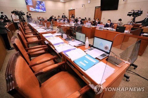 민주당 불참한 농해수위 국정감사(서울=연합뉴스) 하사헌 기자 = 5일 오전 서울 여의도 국회에서 열린 농림축산식품해양수산위원회의 농림축산식품부에 대한 국정감사에서 더불어민주당 의원들의 자리가 비어 있다. 민주당은 국정감사장에서 국민의힘 의원들의 '대장동 게이트 특검 수용 촉구' 피켓설치에 항의해 불참한 것으로 알려졌다. 2021.10.5 [국회사진기자단] toadboy@yna.co.kr