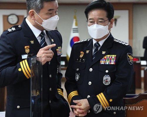 대화하는 김창룡 경찰청장(서울=연합뉴스) 김창룡 경찰청장(오른쪽)과  박성주 수사국장이  5일 오전 서울 서대문구 경찰청에서 열린 국회 행정안전위원회의 경찰청 국정감사에서 출석, 회의 시작 전 대화하고 있다. 2021.10.5 [국회사진기자단] jeong@yna.co.kr