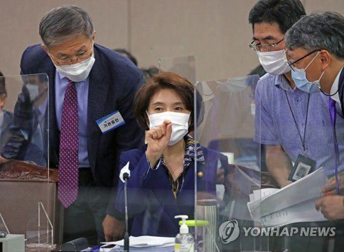 자료 검토하는 한정애 환경부 장관(세종=연합뉴스) 김주형 기자 = 한정애 환경부 장관이 5일 오후 정부세종청사에서 열린 국회 환경노동위원회의 환경부에 대한 국정감사, 오후 질의에 앞서 직원들과 자료를 검토하고 있다. 2021.10.5 [공동취재] kjhpress@yna.co.kr