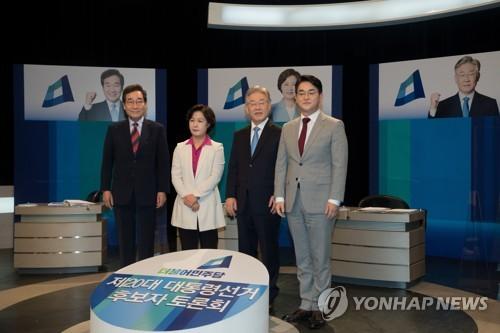 포즈 취하는 민주당 대선 경선 후보들(부천=연합뉴스) 5일 오후 경기도 부천시 OBS에서 열린 더불어민주당 대선 후보 토론회에 참석한 이낙연(왼쪽부터), 추미애, 이재명, 박용진 후보가 포즈를 취하고 있다. 2021.10.5 [국회사진기자단] toadboy@yna.co.kr