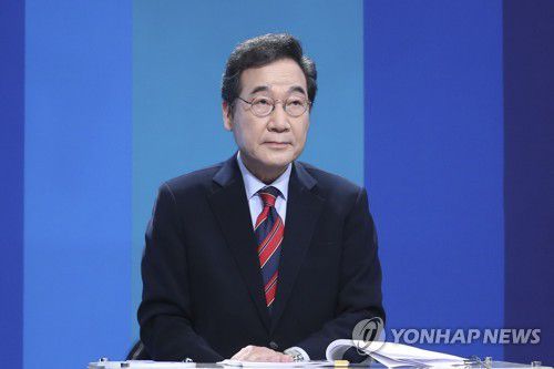 토론 준비하는 이낙연 후보(부천=연합뉴스) 더불어민주당 이낙연 대선 경선 후보가 5일 오후 경기도 부천시 OBS에서 열린 더불어민주당 대선 후보 토론회에서 토론 준비를 하고 있다. 2021.10.5 [국회사진기자단] toadboy@yna.co.kr